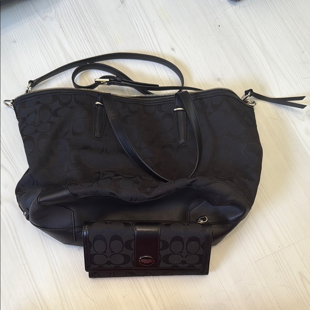 Coach Black Shoulder Bag with Spacious Design